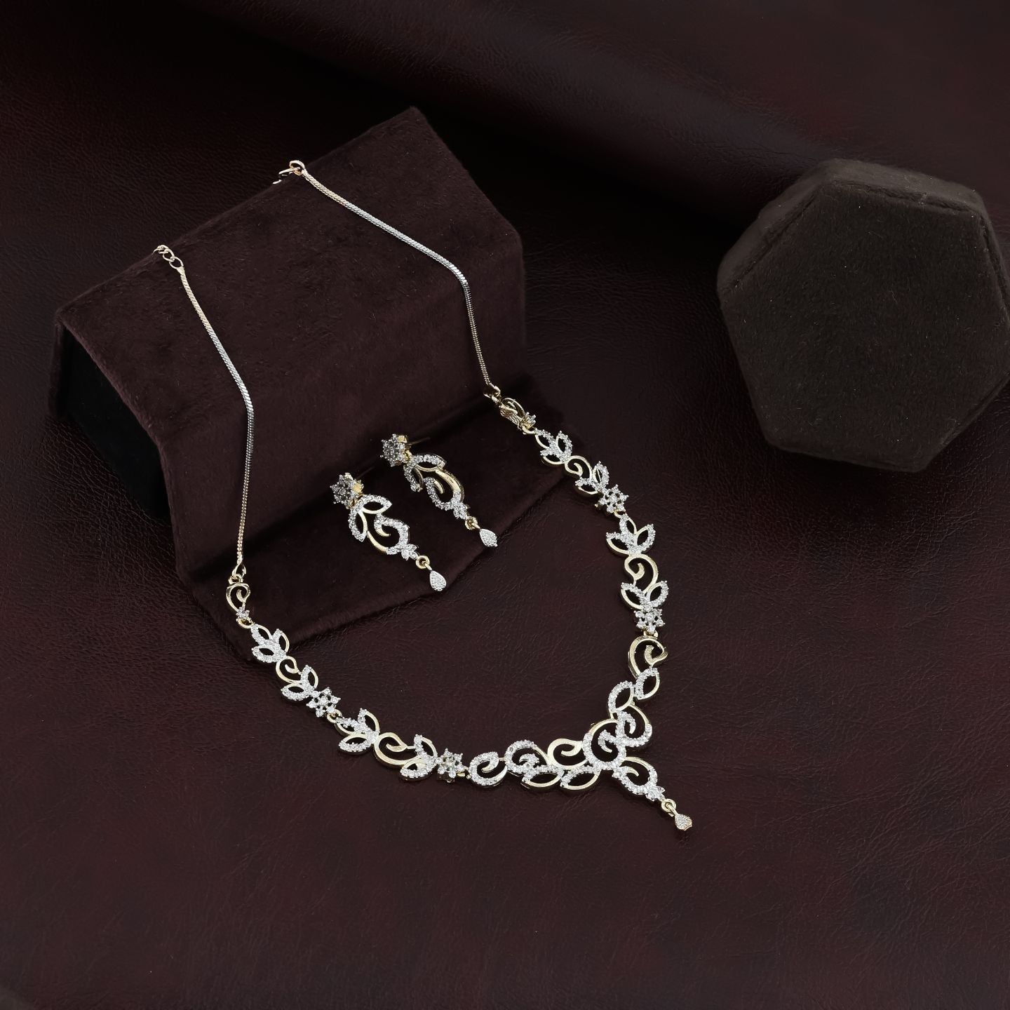 Elegant Vine Sparkle Necklace Set