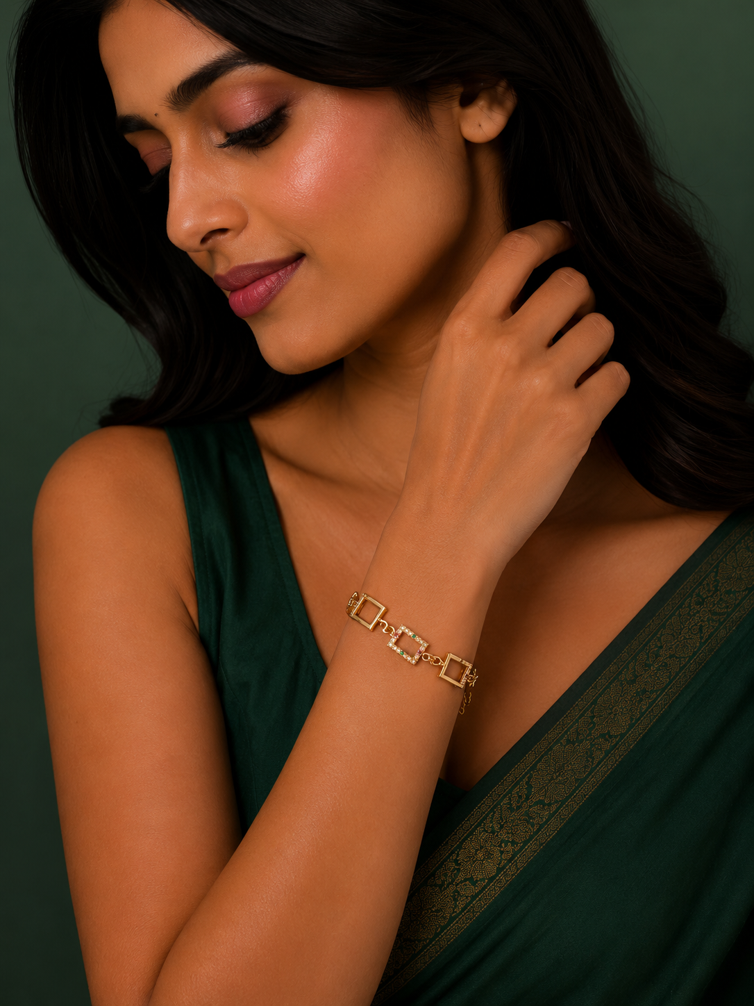 Radiant Circle Charm Gold Bracelet